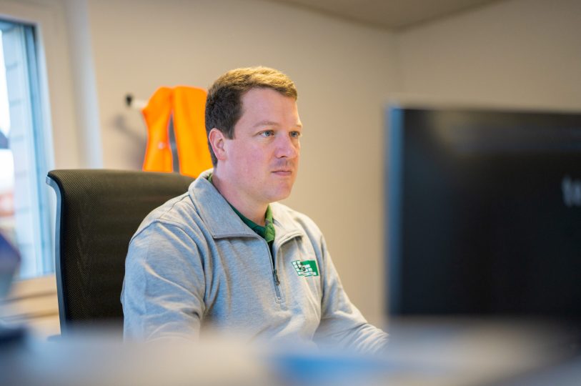 Buero Mitarbeiter Am Computer 4