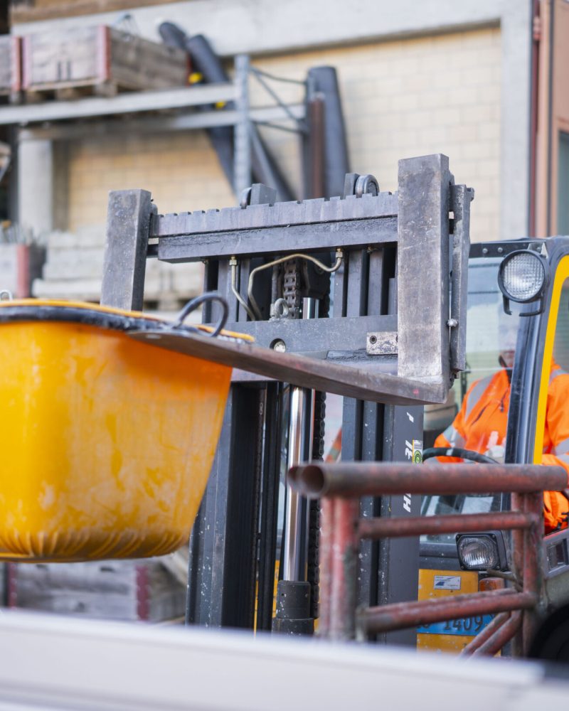 Gabelstapler Hebt Wanne Auf Transporter 1