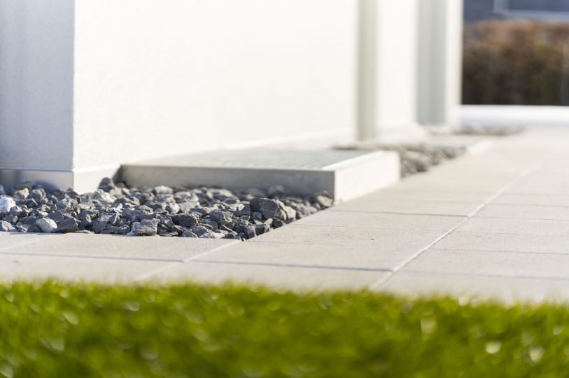 Umgebungsarbeiten Plattenweg